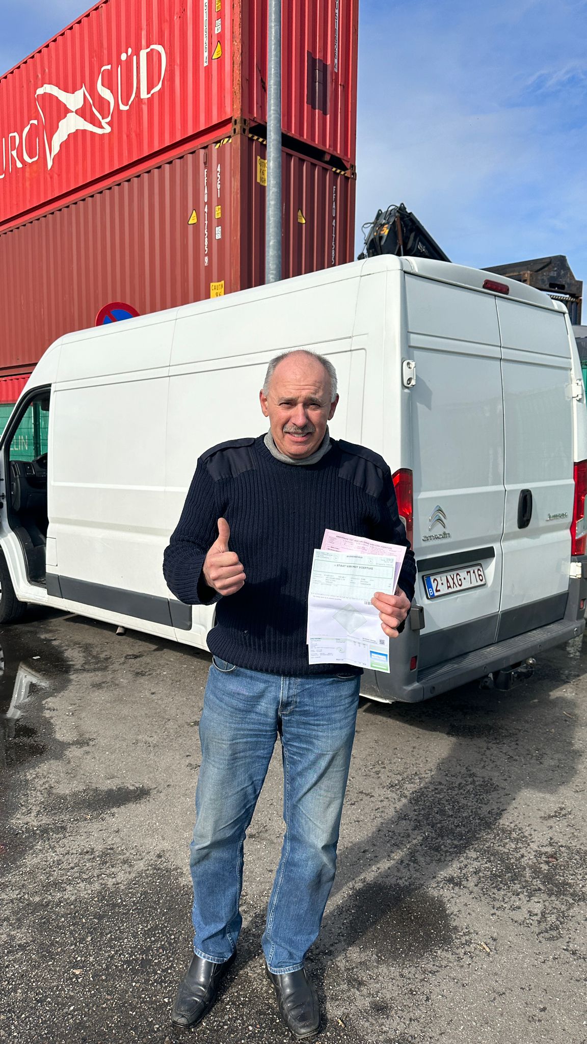 man blij met motorkeuring